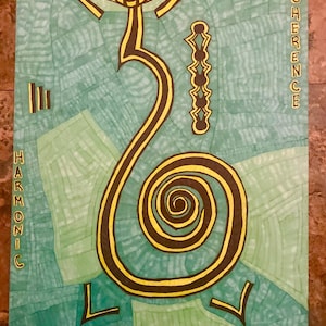 Peut inclure: Œuvre d'art abstraite avec un fond vert et turquoise. Un grand motif en spirale noir et jaune domine le centre, avec le texte vertical « HARMONIC » et « COHERENCE ». L'œuvre présente des formes et des lignes géométriques.