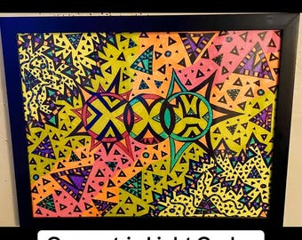 Peut inclure: Une œuvre d'art encadrée avec un motif géométrique en jaune, rose, violet et vert. L'œuvre présente deux cercles avec un contour noir et un intérieur blanc. Le texte "LUNAR SOLAR SUPERNOVA" est en haut de l'image et le texte "Geometric Light Codes DNA Activation" est en bas de l'image.