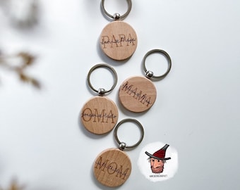 Personalisierte Schlüsselanhänger | Holz | Gravur | Name Kind | Geschenkidee für Oma Opa Mama Papa | MOM | DAD | Muttertag Vatertag