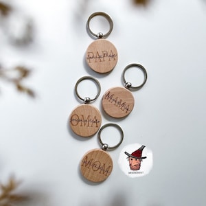 Personalisierte Schlüsselanhänger | Holz | Gravur | Name Kind | Geschenkidee für Oma Opa Mama Papa | MOM | DAD | Muttertag Vatertag