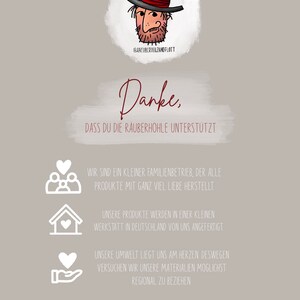 May include: A cartoon illustration of a person wearing a red and black hat with a beard and mustache. The text "Danke, DASS DU DIE RAUBERH&Ouml;HLE UNTERST&Uuml;TZT" is below the image. The text "WIR SIND EIN KLEINER FAMILIENBETRIEB, DER ALLE PRODUKTE MIT GANZ VIEL LIEBE HERSTELLT" is below the text. The text "UNSERE PRODUKTE WERDEN IN EINER KLEINEN WERKSTATT IN DEUTSCHLAND VON UNS ANGEFERTIGT" is below the text. The text "UNSERE UMWELT LIEGT UNS AM HERZEN DESWEGEN VERSUCHEN WIR UNSERE MATERIALIEN MOGLICHST REGIONAL ZU BEZIEHEN" is below the text. The text "@RAUBERHOLZANDPLOTT WWW RAEUBERHOLZANDPLOTTDE" is below the text.