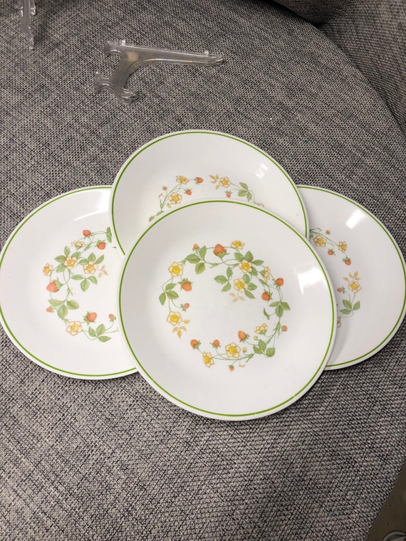 Corelle Strawberry Sundae Dinner, Salad Plates, Cereal Bowls