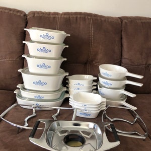 Plats Corningware série P fleurs de maïs bleues différentes tailles + support en métal