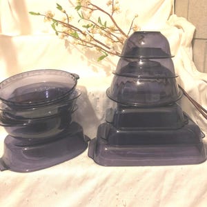 Utensilios para hornear Pyrex morados de varios tamaños