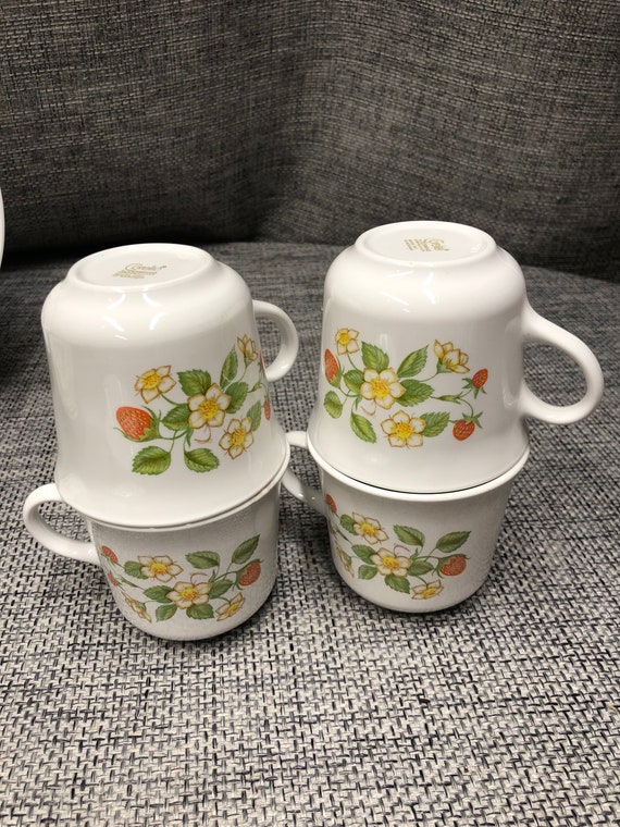 Corelle Strawberry Sundae Dinner, Salad Plates, Cereal Bowls