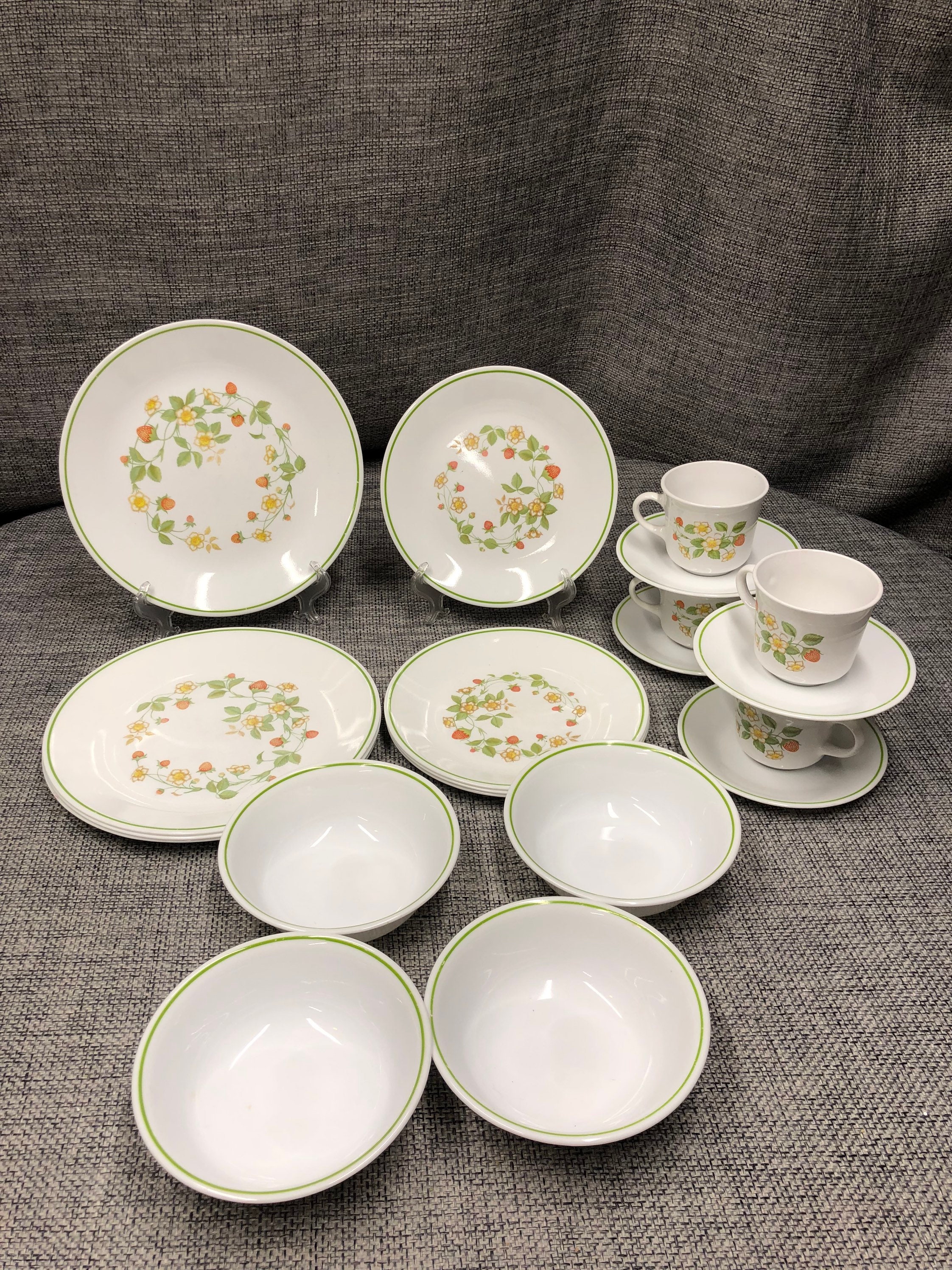 コレール STRAWBERRY SUNDAY 20ピースセット Corelle Strawberry Sundae Dinner, Salad Plates, Cereal Bowls
