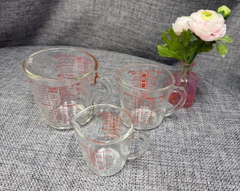 3 vasos medidores PYREX transparentes de 1 taza, 2 tazas y 4 tazas.