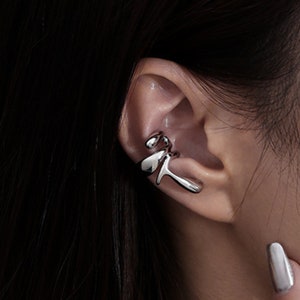 Futuristic Silver Ear Cuff No Piercing • Liquid Metal Gold Ear Cuff • Cyberpunk Ear Climber • Futuristic Jewelry • Metal Ear Crawler