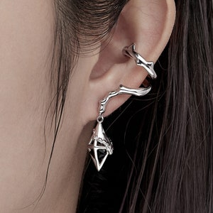 Black Stone Ear Cuff No Piercing • Cool Silver Ear Cuff • Elf Ear Cuff • Gothic Punk Ear Cuff • Ear Climber Earring • Party Ear Crawler