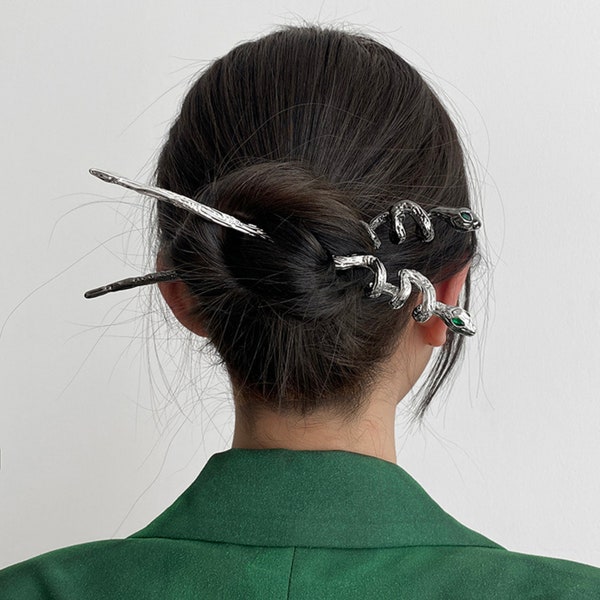 Bâton de cheveux de serpent moderne avec yeux émeraude • Bâtons de cheveux en métal pour un usage quotidien • Bijoux de serpent • Porte-chignon minimal • Barrette de serpent • Épingle à cheveux