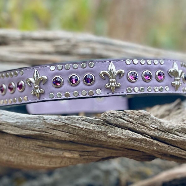 Paarse Fleur de Lis halsband - Fleur de Lis halsband - paarse lederen halsband - lavendel halsband - Designer halsband