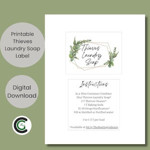 Könnte beinhalten: Druckbare Etikette für Thieves Laundry Soap. Das Etikett zeigt einen goldenen geometrischen Rahmen mit grünen Blättern und dem Text "Thieves Laundry Soap". Unterhalb des Etiketts sind Anweisungen zur Herstellung der Seife aufgeführt, einschließlich der Zutaten und Mengenangaben in Unzen.
