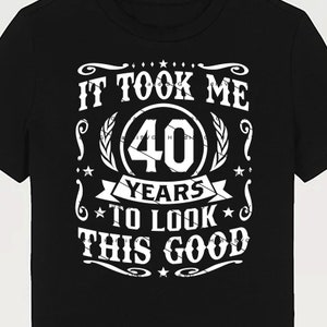 Pode incluir: Camiseta preta com texto branco que diz "Levei 40 anos para ficar assim tão bem".