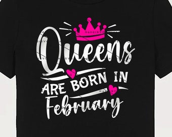 Puede incluir: Camiseta negra con un diseño gráfico blanco que dice "Queens are born in February" con una corona rosa y corazones.