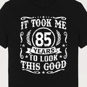 Puede incluir: Camiseta negra con texto blanco que dice "Me tomó 85 años para lucir así de bien".
