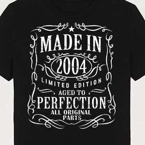 Może przedstawiać: Czarny T-shirt z białym nadrukiem w stylu vintage, na którym widnieje napis "Made in 2004 Limited Edition Aged to Perfection All Original Parts".