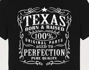 Può includere: Maglietta nera con un design grafico bianco che dice "Texas Born & Raised 100% Original Parts Aged to Perfection Pure Quality".