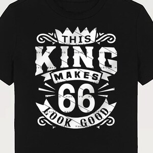 Op de afbeelding: Zwart T-shirt met een wit grafisch ontwerp met de tekst "This King Makes 66 Look Good".