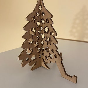 Árvores de Natal de papelão. Posição livre. Tamanhos diferentes. Recorte de papelão, decoração. Conjunto faça você mesmo. Cartões comemorativos e suporte para smartphone.
