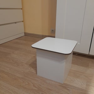 Mini banco de cartón, mini mesa, bandeja para plantas, bandeja para pies, elemento interior. Fácil de usar. Respetuoso con el medio ambiente, duradero, móvil, plegable.