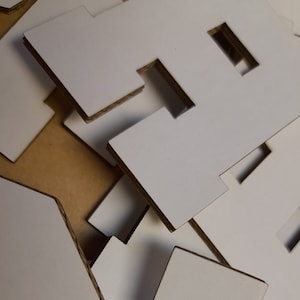 Letras y números de cartón blanco. Letras y números blancos para hacer uno mismo. Diferentes tamaños. Para múltiples propósitos.