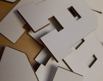 Weiße Pappbuchstaben und Zahlen. Weiße DIY Buchstaben und Zahlen. Verschiedene Größen. Für mehrere Zwecke.