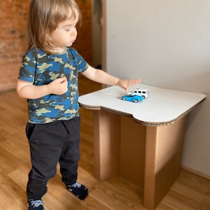 Mesa de atividades para crianças, mesa de papelão, móveis ecológicos, biodegradáveis, leves e duráveis.