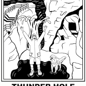 Op de afbeelding: Zwart-witte illustratie van een persoon met de armen omhoog die naast een hond staat. De persoon staat op een rotsachtige klif met water dat uit een gat in de klif spuit. De tekst "THUNDER HOLE" staat onderaan de afbeelding.