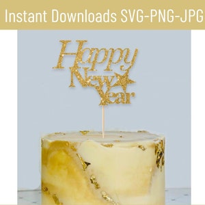 以下が含まれることがあります： 「Happy New Year」の文字と星がついた、ゴールドのグリッターケーキトッパー。マーブル模様のケーキの上に置かれています。