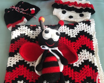 Handmade Neugeborenen Baby Geschenk: Decke Kissen 2 Kleid und Amigurumi Spielzeug. Baby Krankenhaus Outfit 5-tlg, Neutral Baby Geschenk für schwangere Schwester