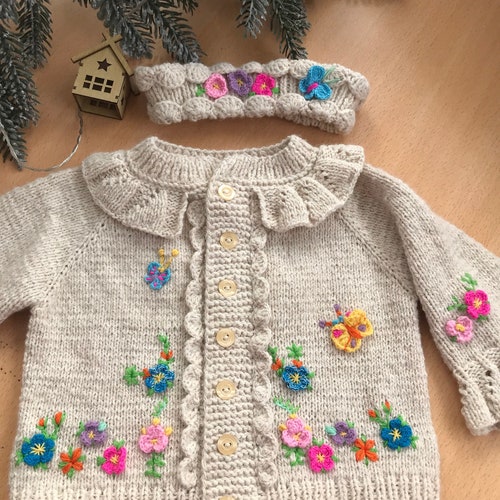 Handgestricktes Baby Strickjacke Set: Besticktes Blumen Stirnband