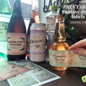 Könnte beinhalten: Eine Sammlung von druckbaren Fantasy-Getränkeetiketten mit Texten wie 'Greant Draught', 'Dwarven Tavern', 'Dragon's Ale' und 'Nymph's Nectar'. Die Etiketten sind auf verschiedenen Flaschen und Dosen angebracht, ergänzt durch zusätzliche Papierbögen mit den Designs.