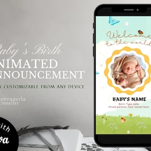 Może przedstawiać: Cyfrowe ogłoszenie o narodzinach dziecka. Ogłoszenie zawiera zdjęcie dziecka w żółtym kółku z motylami i kwiatami w tle. Tekst "Witaj na świecie" jest napisany kursywą nad zdjęciem. Tekst "BABY'S NAME" jest napisany pod zdjęciem, wraz z tekstem "Urodzony: Wpisz datę" i "Dumni rodzice: Wasze imiona tutaj".