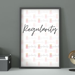 Peut inclure: Impression encadrée avec le mot "Regularity" en écriture élégante. Le fond présente un motif répété du même mot dans une police plus douce, avec des accents roses et jaunes. Le cadre est noir.