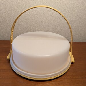 Tupperware Harvest Gold Rectangular Cake Carrier With Handle 9x13 – Shop  Thrift World