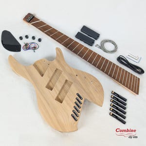 Op de afbeelding: Een basgitaar kit met een natuurlijke houten body, een esdoorn toets en een zwarte pickguard. De kit bevat alle benodigde hardware en elektronica om een complete basgitarre te bouwen. Combine DIY Kits.