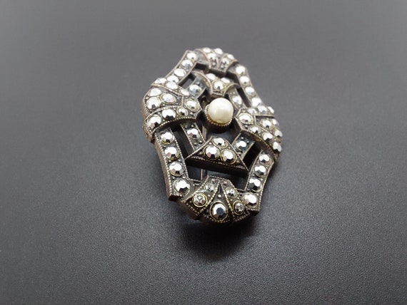 Art deco rhinestone brooch with faux pearl, grey … - image 3