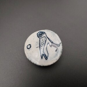 以下が含まれることがあります： 白い丸い陶器の皿に、黒い輪郭で描かれたフクロウが描かれている