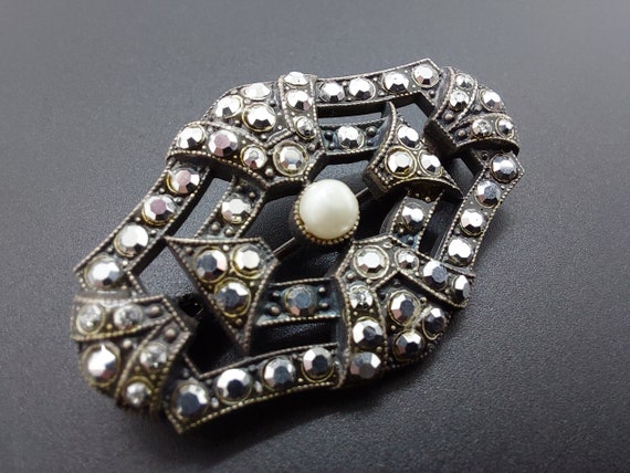 Art deco rhinestone brooch with faux pearl, grey … - image 5