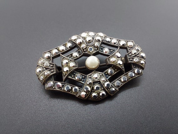 Art deco rhinestone brooch with faux pearl, grey … - image 1