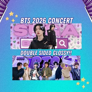 Puede incluir: Un gráfico promocional con un fondo degradado azul y morado. El texto "BTS 2026 CONCERT" se muestra encima de imágenes de los miembros de la banda. El gráfico también incluye el texto "DOUBLE SIDED GLOSSY!!".