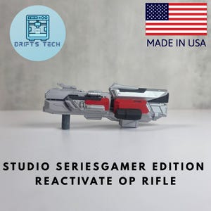 Può includere: Un fucile Reactivate OP della serie Studio Gamer Edition argento e rosso. L'immagine include il testo "Made in USA" e un logo che dice "Drifts Tech".