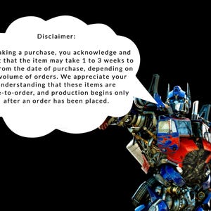 Puede incluir: Un robot azul y rojo, Optimus Prime, con un globo de di&aacute;logo que dice: "Aviso legal: Al realizar una compra, usted reconoce y acepta que el art&iacute;culo puede tardar de 1 a 3 semanas en enviarse desde la fecha de compra, dependiendo del volumen de los pedidos. Apreciamos su comprensi&oacute;n de que estos art&iacute;culos se hacen por encargo y la producci&oacute;n solo comienza despu&eacute;s de que se haya realizado un pedido."