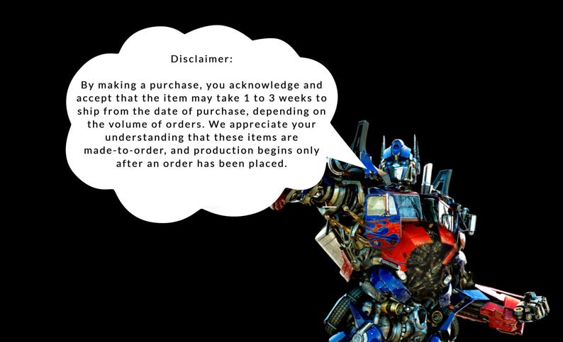 Puede incluir: Un robot azul y rojo, Optimus Prime, con un globo de di&aacute;logo que dice: "Aviso legal: Al realizar una compra, usted reconoce y acepta que el art&iacute;culo puede tardar de 1 a 3 semanas en enviarse desde la fecha de compra, dependiendo del volumen de los pedidos. Apreciamos su comprensi&oacute;n de que estos art&iacute;culos se hacen por encargo y la producci&oacute;n solo comienza despu&eacute;s de que se haya realizado un pedido."