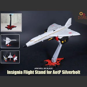 Op de afbeelding: Een zilver en grijs speelgoedvliegtuigmodel met rode en zwarte accenten wordt op een standaard gepresenteerd. De standaard heeft een rode basis en een grijze steunarm. De tekst "Insignia Flight Stand for AoTP Silverbolt" is zichtbaar.