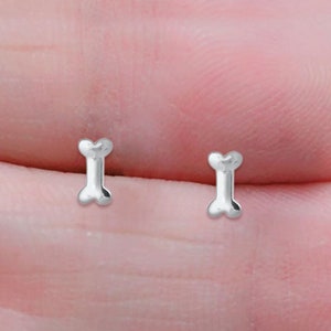 Små örhängen i sterlingsilver med hundben: Piercing med andra hålet (9 mm)