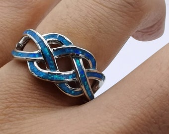 Anillo de plata de ley con nudo celta de ópalo azul.