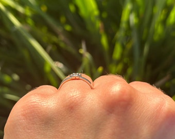 Anello a forma di cuore con impronta di zampa: fascia in