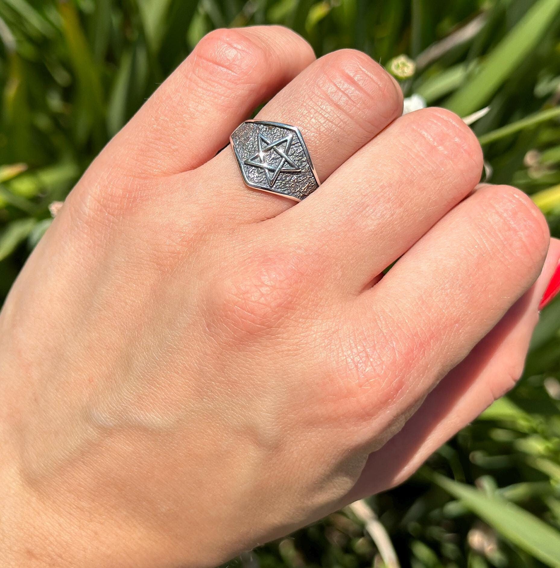 thumbnail interactive-video image 1 of Vsoruln Pentagram Amulet Hollow Five-Pointed Star Ring Interweaving Geometric Ring Retro Star Adjustable Ring Female For Men Jewelry 1 of 12