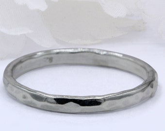 Anneau de bande oxydé plaqué rhodium martelé de 2 mm Bague en argent sterling 925 martelé plaqué rhodium oxydé Bague de forme Anneau de pouce Anneau uni solide